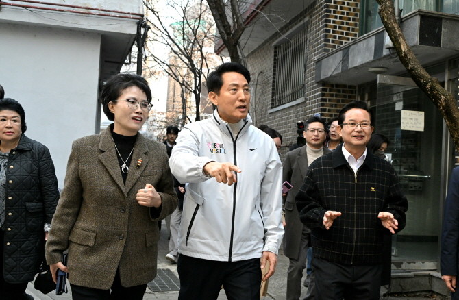 오세훈 서울시장이 17일 영등포구 신길역세권 장기전세주택 건립 현장을 찾아 정비사업 예정지를 둘러보고 있다. Ⓒ 서울시