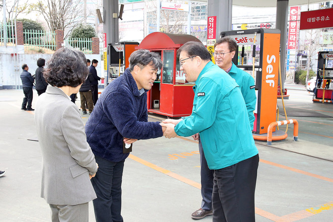 장금용 창원시장 권한대행이 직접 주유소의 가격상한제가 제대로 작동하고 있는지 석유제품 최고가격제 시행 현장을 점검하고 있다. ⓒ 창원시