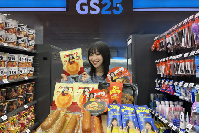 유튜버 쯔양이 GS25에서 대식가 시리즈 상품을 들고 포즈를 취하고 있다. ⓒ GS리테일