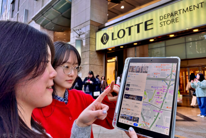 롯데백화점 본점 앞에서 고덕지도 앱을 사용하고 있는 모습. ⓒ 롯데백화점