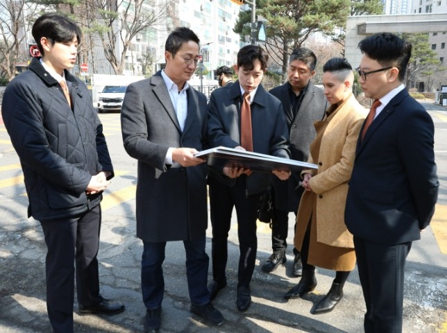 포스코이앤씨와 유엔스튜디오(UNStudio) 관계자들이 신반포 19차·25차 구역 현장을 직접 방문해 사업지 여건을 살펴보고 있다. ⓒ 포스코이앤씨