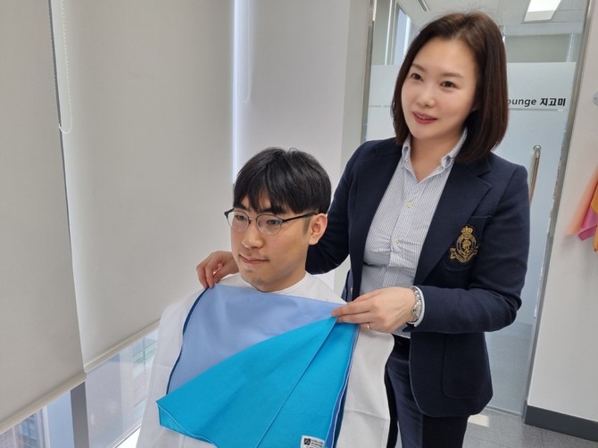 (사진 우측) 신유림 인앤트리 대표가 기자의 퍼스널컬러를 진단하고 있다. 기자는 '여름 쿨톤' 진단을 받았다. = 김상준 기자