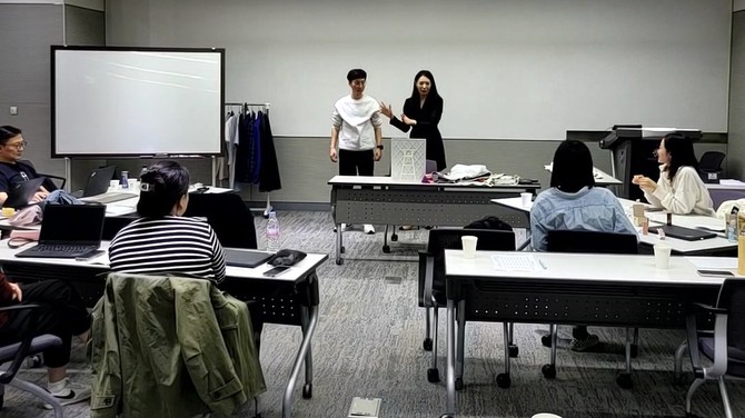 신유림 인앤트리 대표가 컬러 컨설팅 교육을 진행하고 있다. ⓒ 인앤트리