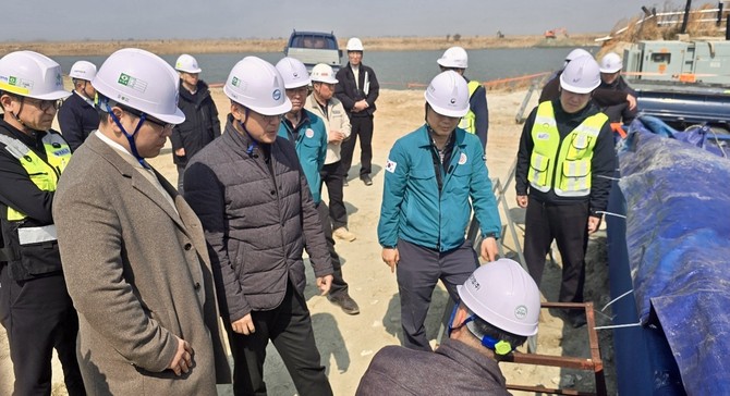 17일 국토교통부, 익산지방국토관리청, 국토안전관리원과 함께 새만금 농생명용지 7-1공구 공사현장을 대상으로 지하 안전점검을 실시하고 있다. ⓒ 새만금개발청