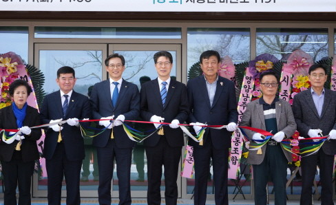 황기연 전라남도지사 권한대행이 17일 영암군 시종면에서 열린 영암군 농업근로자 기숙사 준공식에서 주요내빈들과 테이프 커팅을 하고 있다. ⓒ 전남도