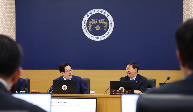 이재명 대통령이 17일 정부세종청사에서 열린 국무회의에서 구윤철 부총리 겸 재정경제부 장관과 대화하고 있다. ⓒ 연합뉴스