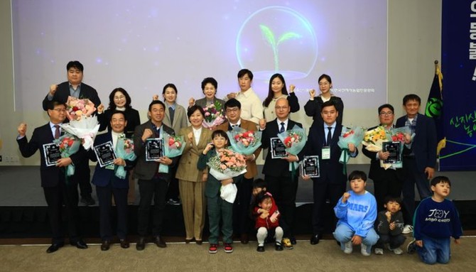 합천생약가공 영농조합법인 대표 백문기(첫줄 좌측 첫번째)씨가 13일 세종컨벤션센터에서 '신지식농업인 장(章)'을 수상하고 기념촬영을 하고 있다. ⓒ 합천군