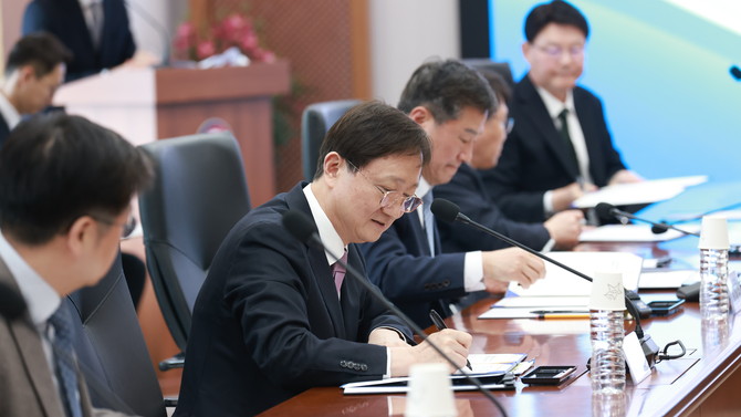 이찬진 금융감독원장(왼쪽에서 두 번째)이 초국가범죄 범죄자금 반출입·자금세탁 근절을 위한 업무협약식에 참석했다. ⓒ 금융감독원