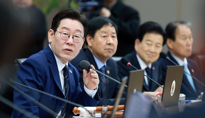 이재명 대통령이 17일 정부세종청사에서 열린 국무회의를 주재해 5·18 정신 헌법전문 수록 등 개헌과 관련한 발언을 하고 있다. ⓒ 연합뉴스