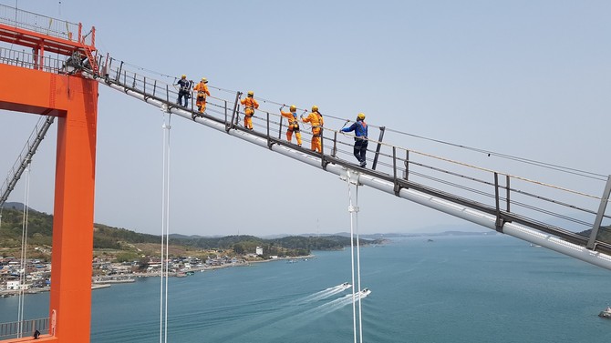 '꽃피는 남해' 축제에서 남해대교를 체험하고 있는 사진. ⓒ 남해군