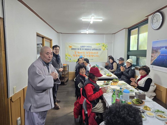 용문사 승원 주지스님이 따뜻한 밥 한끼로 지역 어르신들에게 공경의 마음을 전하고 있다. ⓒ 남해군