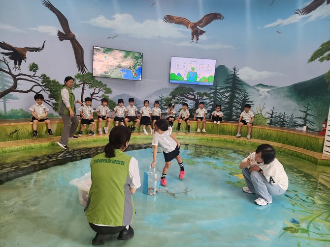 고성군이 '생태관광마을공방'에서 어린이 생태체험 프로그램을 운영하고 있다. ⓒ 고성군