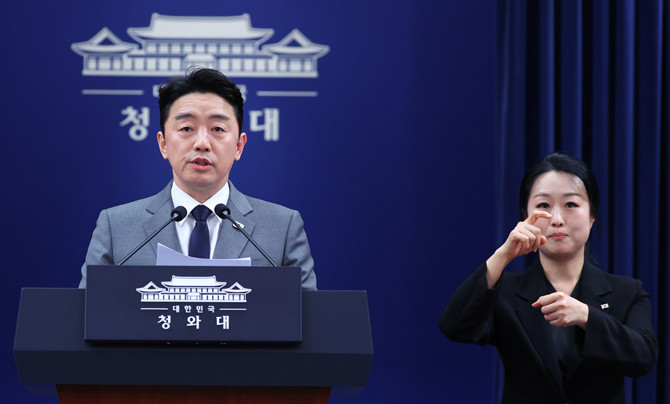 전략경제협력 대통령 특사로 UAE를 방문하고 돌아온 강훈식 비서실장이 18일 청와대 춘추관에서 방문 결과 브리핑을 하고 있다. ⓒ 연합뉴스