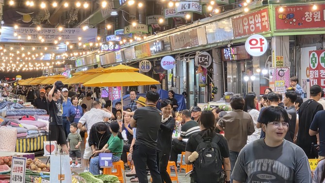 창원의 새로운 밤 문화를 선도해 온 '명서시장 호롱불 야시장' 사진. ⓒ 창원시
