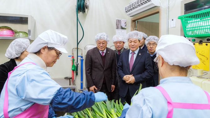 경남도지사와 합천군수가 대양면 농산물가공센터를 방문해 현장을 점검하고 있다. ⓒ 합천군