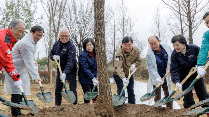 김윤철 군수가 합천 초계면 초계대공원 내에서 '제81회 식목일 나무심기 행사'를 개최하고 기념촬영을 하고 있다. ⓒ 합천군