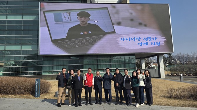 제432회 임시회 기간인 17일과 18일, 충주시 소재 '중부권 광역발명교육지원센터'와 '충주삼원초 학교복합시설' 건립 부지를 잇따라 방문해 현장 점검을 실시 후 기념촬영을 하고 있다. ⓒ 의회사무국