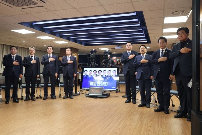 더불어민주당 전남광주통합특별시장 경선 후보인 김영록(오른쪽 두 번째부터)·강기정·정준호·주철현·신정훈·민형배·이병훈 예비후보가 14일 서울 여의도 더불어민주당사에서 열린 제9회 전국동시지방선거 전남광주통합특별시장 예비경선 후보자 합동연설회에서 국기에 경례하고 있다. ⓒ 연합뉴스