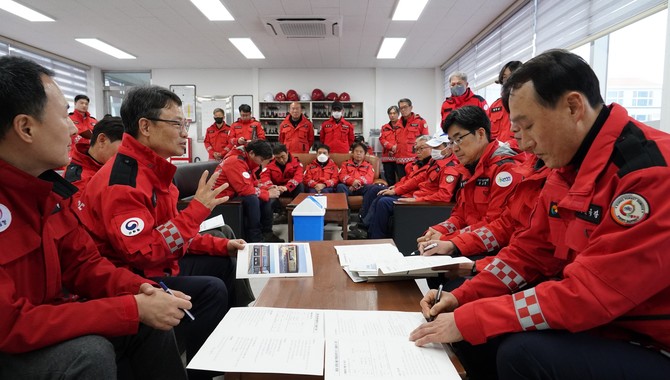 박은식 산림청장(왼쪽에서 두번째)이 18일 합천군산불대응센터를 방문해 산불대응 태세를 점검하고 산불재난특수진화대원들을 격려하고 있다. ⓒ 산림청