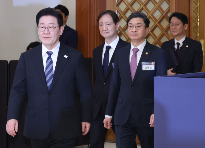 이재명 대통령이 18일 청와대에서 열린 자본시장 안정과 정상화 간담회에 입장하고 있다. ⓒ 연합뉴스