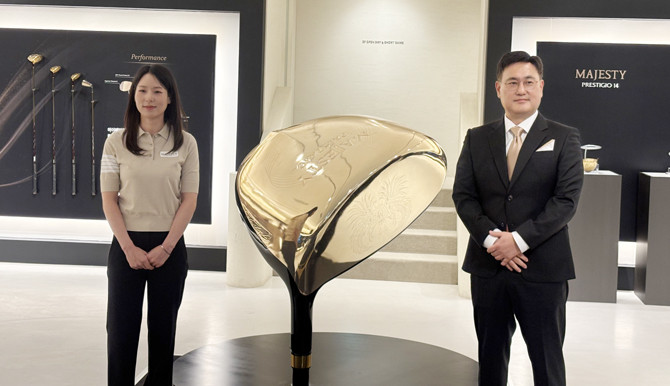 정병호 대표와 김자영 프로가 마제스티 14를 함께 공개했다. = 김경태 기자
