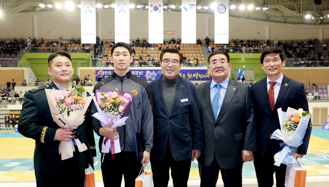 하선우 중사, 이상준 병장, 김동일 보령시장, 조용철 대한유도회장, 김재훈 유도지도관 감독. ⓒ 보령시