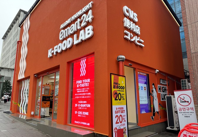 지난 18일 공식 오픈한 이마트24 K-푸드랩 매장 전경. 주 출입구 옆에 마련된 측면 출입구는 옆 매장 관광객들을 유입하려는 의도로 읽힌다. = 이인영 기자