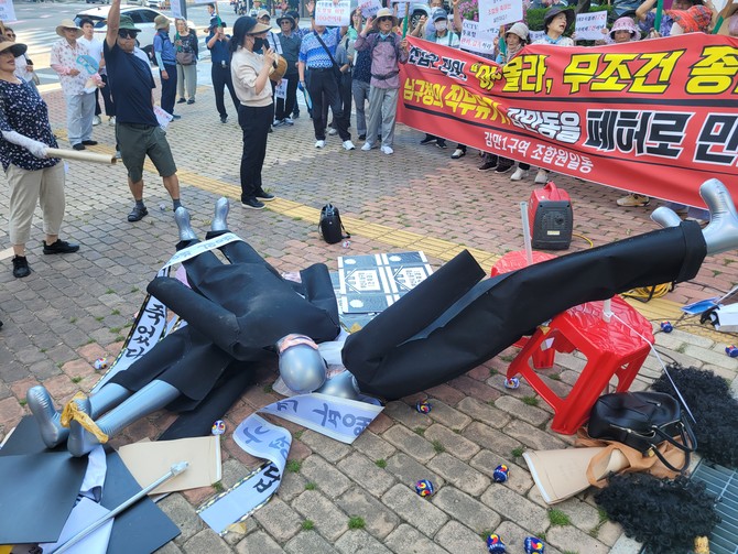 지난해 9월께 감만1구역 일부 조합원들이 부산 남구청 앞에서 재개발 정상화를 촉구하며 격렬 시위하는 모습. = 서경수 기자