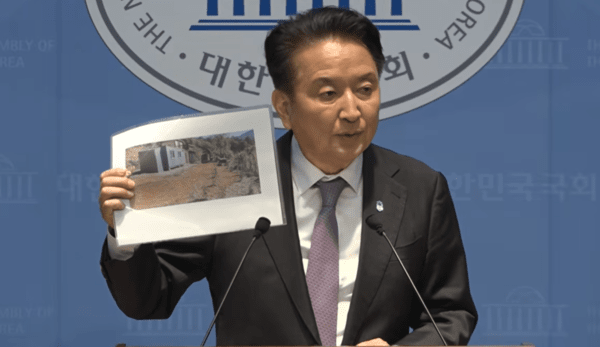 김영환 충북도지사가 18일 국회 소통관에서 국민의힘 공관위원회의 컷오프와 경찰의 구속영장신청에 대해 반발하며 기자회견을 하고 있다. ⓒ KBS뉴스 캡처