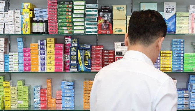 서울 한 약국에서 약사가 약을 정리하고 있다. © 연합뉴스