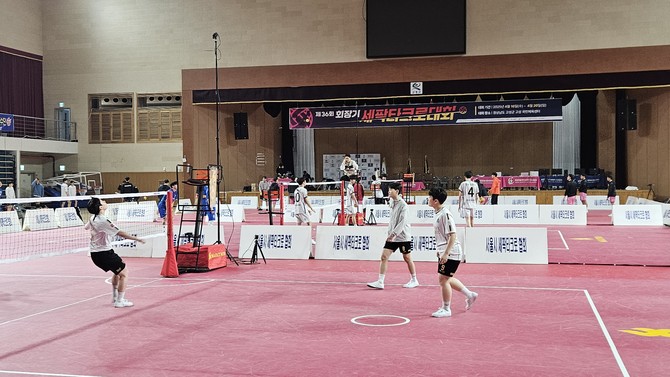고성군이 국민체육센터에서 '세팍타크로대회'를 개최하고 있는 사진. ⓒ 고성군
