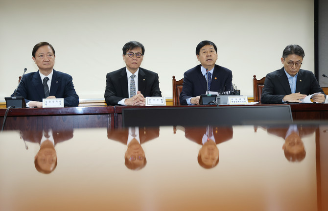 구윤철 부총리 겸 재정경제부 장관(오른쪽 두번째)이 19일 오전 관계기관 합동 '확대 거시경제금융회의'에서 모두발언을 하고 있다. ⓒ 연합뉴스