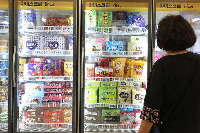 서울의 한 대형마트에서 시민이 아이스크림을 고르고 있다. ⓒ 연합뉴스