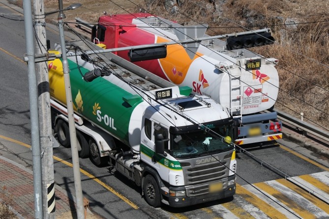 경기도 성남시 대한송유관공사 서울지사 인근에서 유조차들이 오가고 있다. ⓒ 연합뉴스