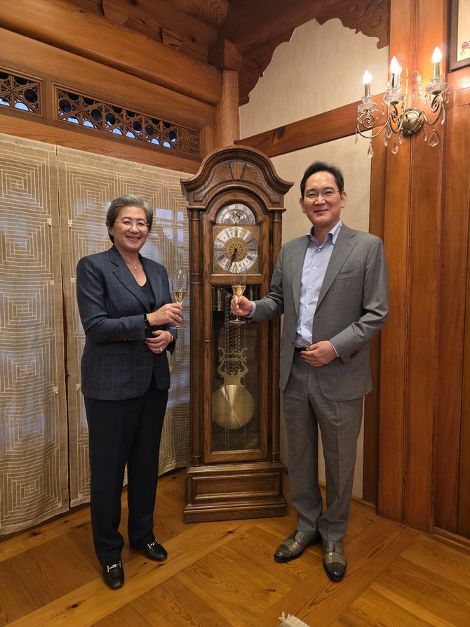 이재용 회장이 지난 18일 서울 이태원동 승지원에서 리사 수 AMD 최고경영자(CEO)와 만찬에 앞서 술잔을 들고 기념 촬영하고 있다. ⓒ 삼성전자