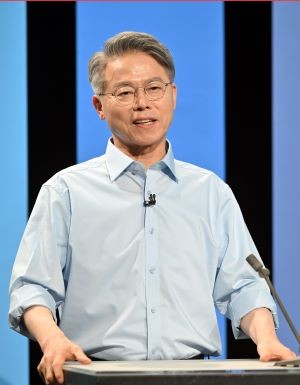 17일 광주 남구 광주문화방송 공개홀에서 열린 더불어민주당 전남광주특별시장 예비경선 합동토론회에서 민형배 의원이 발언하고 있다. ⓒ 연합뉴스