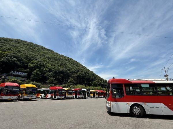 운림동 증심사 버스 승강장에서 운행을 준비 중인 시내버스 모습. ⓒ 프라임경제