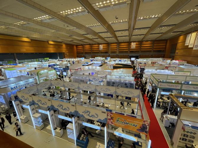 코엑스 D홀에서 나흘간 운영되는 '메디콤텍(Medicomtek) 의료기기부품&소재기술전' 현장 내부. = 박선린 기자