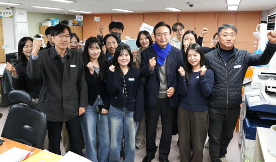 윤병태 시장이 부서를 돌며 공직자들과 인사를 나누고 기념촬영을 하고 있다. ⓒ 나주시