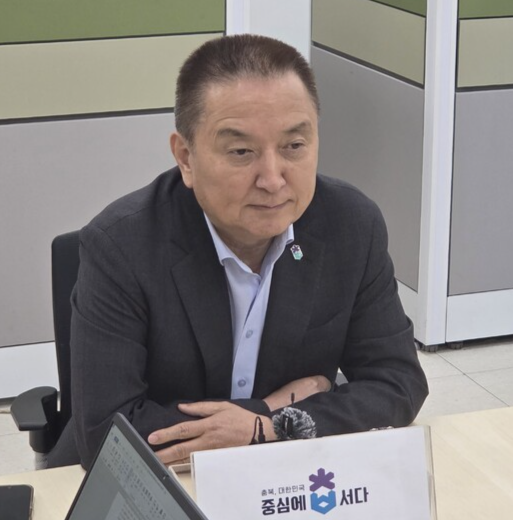 김영환 충북지사가 19일 국민의힘 공천 배제(컷오프)와 충북체육단체장 금품수수 의혹 관련 경찰의 구속영장 청구에 반발하며 삭발한 후 충북도청에서 기자들과 만나 입장을 밝히고 있다. ⓒ 충북도