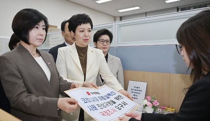 김은혜 국민의힘 원내정책수석부대표와 김미애 보건복지위 간사 등 원내부대표단이 지난 18일 국회 의안과에 '코로나19 이물질백신 사태 진상규명을 위한 국정조사 요구서'를 제출하고 있다. © 연합뉴스