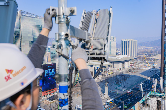 서울 광화문 주변의 통신 장비를 점검 중인 SKT 직원들의 모습. ⓒ SK텔레콤