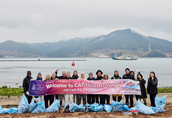 클리퍼 선수단이 문화체험부터 전통시장 소비까지 통영을 경험하고 지역과 직접 교류하는 시간을 갖고 기념촬영을 하고 있다. ⓒ 통영시