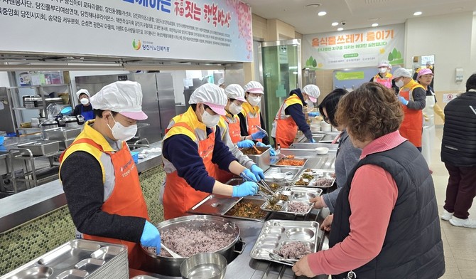 지난 19일 당진시종합복지타운 내 당진시노인복지관 구내식당에서 지역 어르신을 대상으로 점심 배식 봉사활동을 실시하고 있다. ⓒ 당진발전본부
