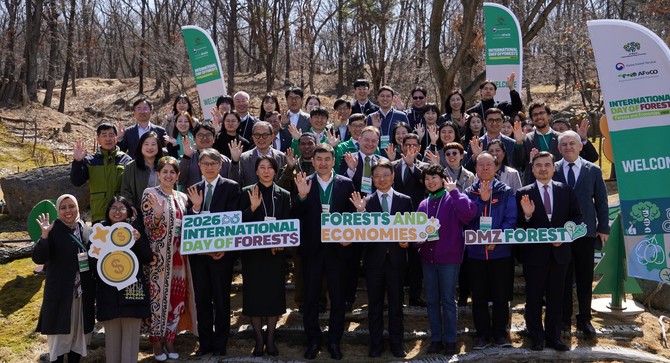 세계 산림의 날 기념행사 참석자들이 파주 DMZ 숲에서 기념촬영을 하고 있다. ⓒ 산림청