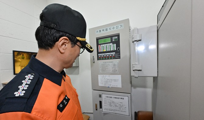 김승룡 소방청장이 건물 내 화재 발생 상황을 실시간으로 감시하는 R형 수신기의 정상 작동 여부를 면밀히 살펴보고 있다. ⓒ 소방청