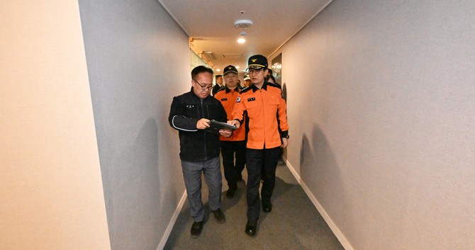 19일 김승룡 소방청장이 BTS 공연에 대비해 서울 시내 숙박시설을 찾아 긴급 현장점검을 실시하며 피난통로 확보 상태를 확인하고 있다. ⓒ 소방청