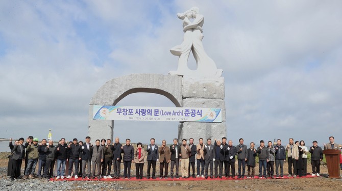 20일 무창포해수욕장에서 '신비의 바닷길' 관광명소화 사업의 일환으로 조성된 상징 조형물 준공식을 개최 후 기념촬영을 하고 있다. ⓒ 보령시