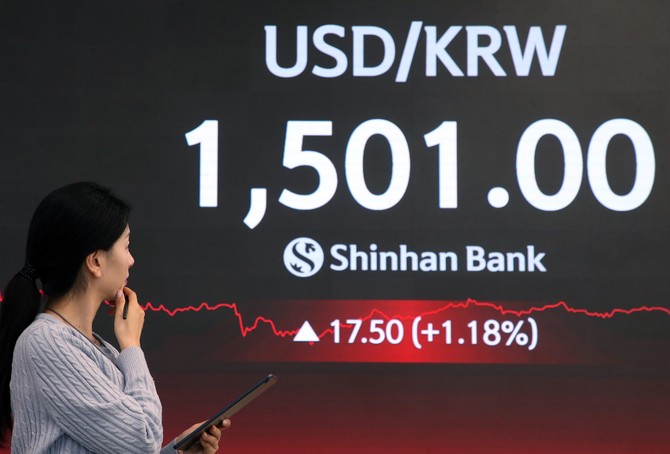 지난 19일 서울 신한은행 본점 딜링룸에 원·달러 환율 정보가 표시되고 있다. © 신한은행