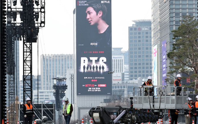 그룹 방탄소년단(BTS)의 컴백 공연을 하루 앞둔 20일 서울 종로구 광화문광장에 메인 무대가 설치되고 있다. ⓒ 연합뉴스